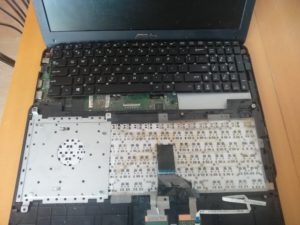 wymiana klawiatury w laptopie Asus