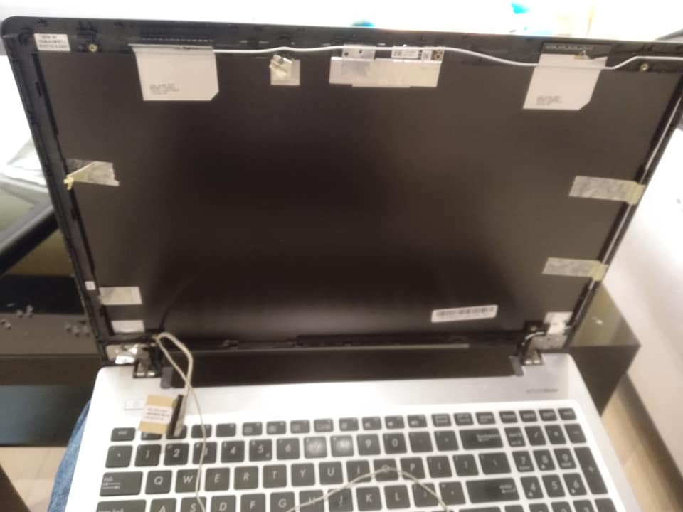 Wymiana taśmy matrycy w laptopie Asus K56 u klienta w domu przez serwis komputerowy 