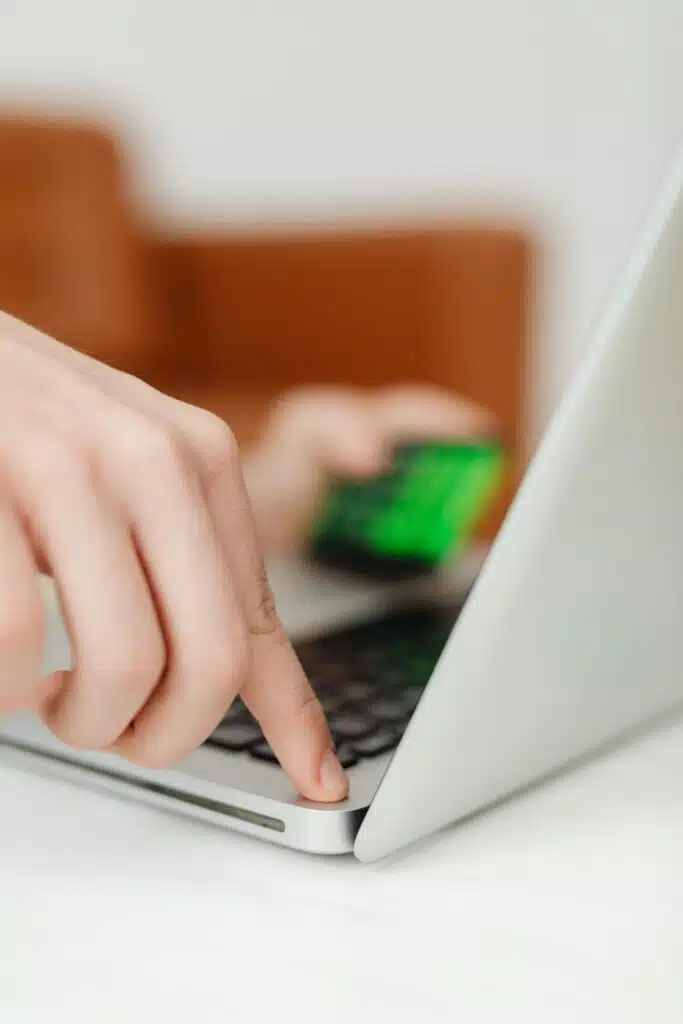 Laptop bez reakcji na włączenie- czarny ekran