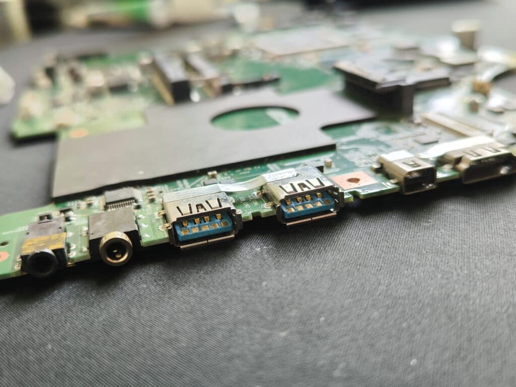 uszkodzony port USB w laptopie- brak możliwości podłączenia urządzeń