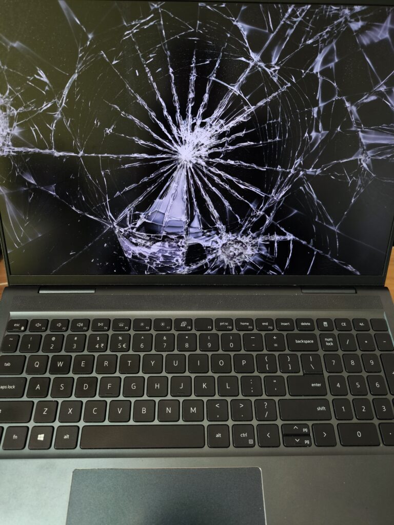 Pęknięty ekran laptopa- zbita matryca